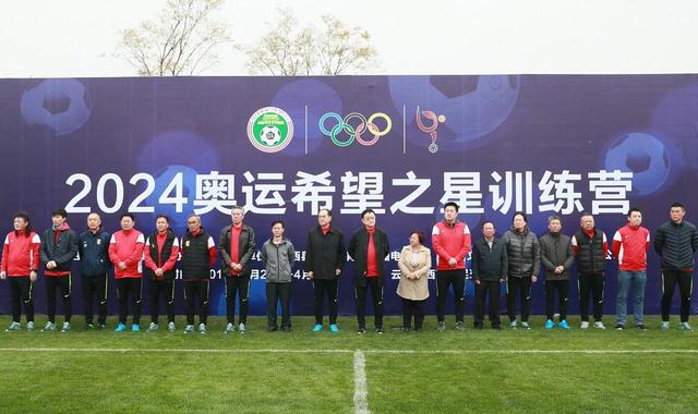 吴奇颤抖着说：叶少爷，我知道自己错了，我以后一定改邪归正，同时我愿意拿出一个亿来赔偿柳月。